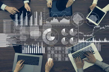 Equipo de trabajo analizando datos en sus computadores