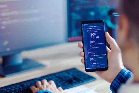 Persona navegando una aplicación web en su teléfono