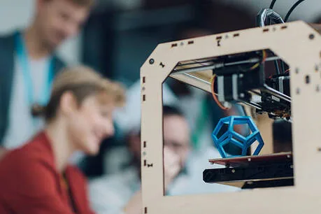 Impresora 3D terminando una pieza