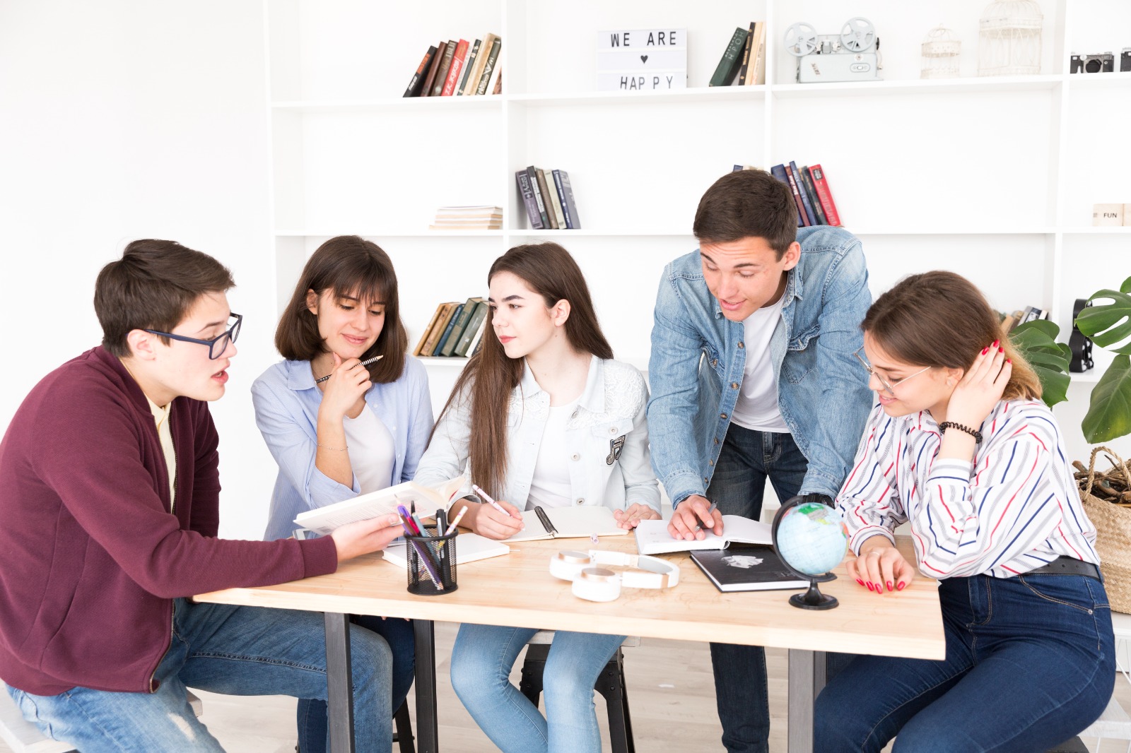 Personas reunidas trabajando en conjunto