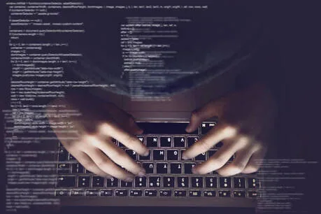Persona escribiendo código en un computador